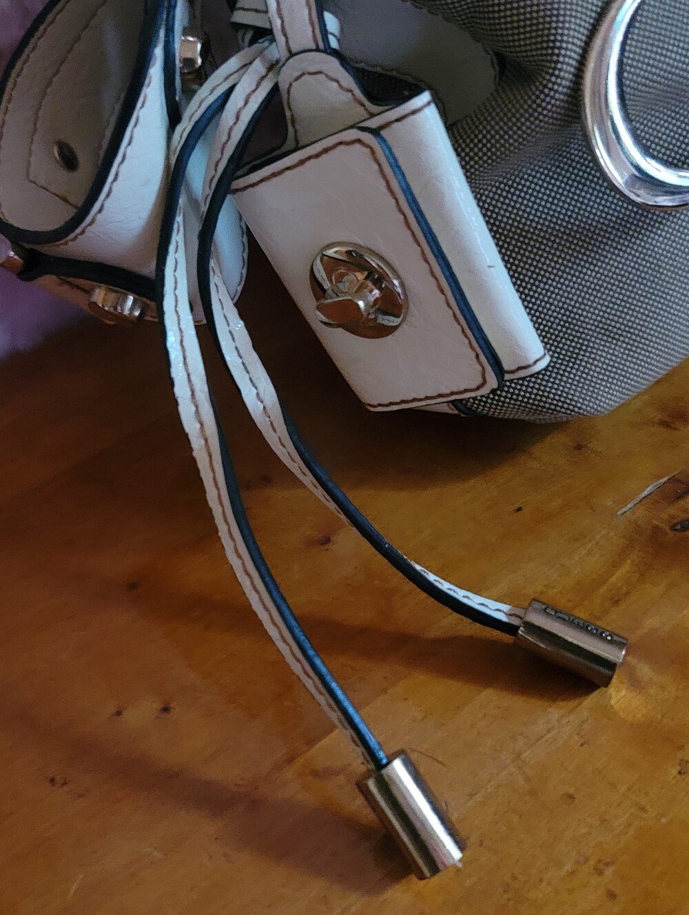 GUESS Olive Canvas Shoulder Bag with White Trim and Matching Wallet - Picture 7 of 11